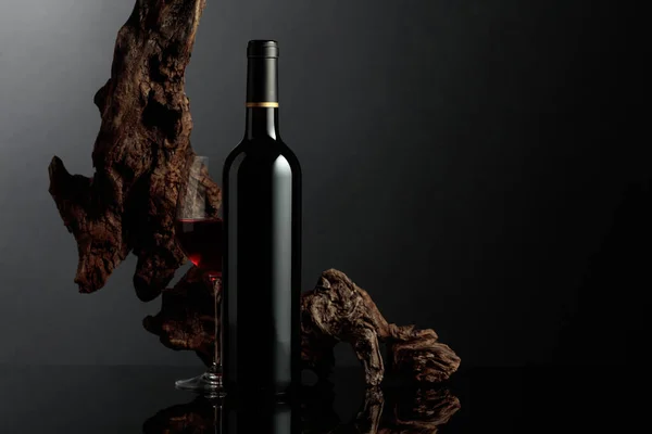 Glas Und Flasche Rotwein Vorhanden Hintergrund Alter Verwitterter Haken Schwarzer — Stockfoto