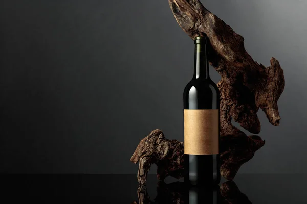 Botella Vino Tinto Con Etiqueta Vieja Vacía Fondo Viejo Enganche —  Fotos de Stock
