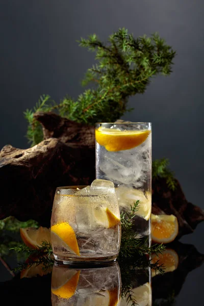 Cocktail Gin Tonic Med Och Citron Svart Reflekterande Bakgrund Isdrink — Stockfoto
