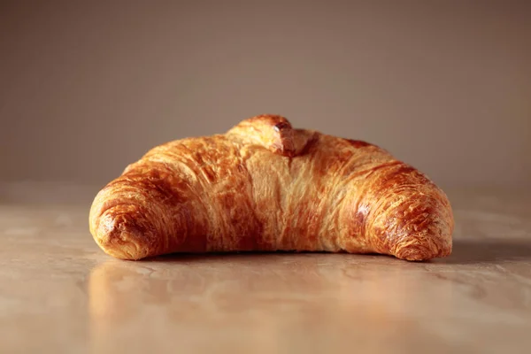 Vers Gebakken Croissant Een Beige Keramische Tafel Traditionele Franse Keuken — Stockfoto