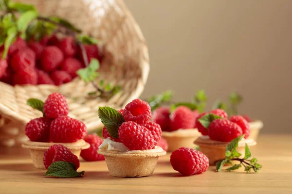 Small Tartlets Fresh Raspberries Mint Wooden Table — Stock Photo, Image