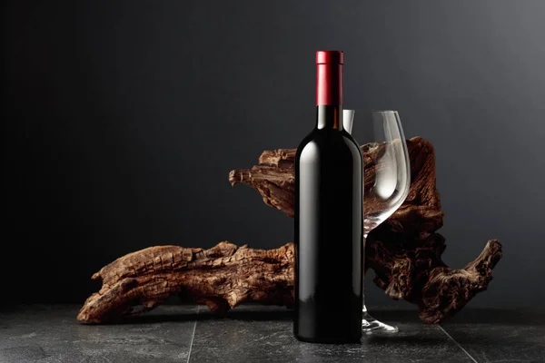 Flasche Und Glas Rotwein Auf Einem Tisch Aus Schwarzem Stein — Stockfoto