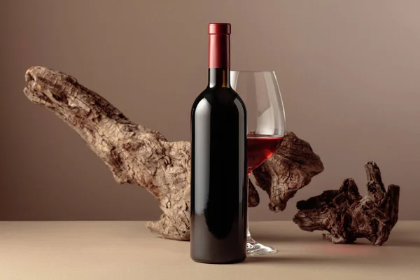 Flaska Och Glas Rött Vin Med Gammal Väderbiten Hake Beige — Stockfoto