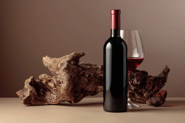 Flasche Und Glas Rotwein Mit Altem Verwitterten Haken Auf Beigem — Stockfoto