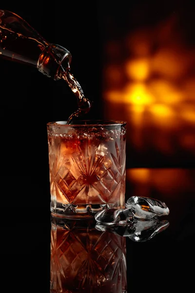 Whisky Uit Een Fles Gieten Een Kristalglas Met Ijs — Stockfoto