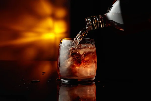 Verser Whisky Une Bouteille Dans Verre Glacé Espace Copie — Photo
