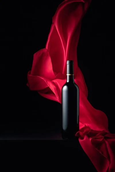 黒を基調とした赤ワインと赤布のフラッター — ストック写真