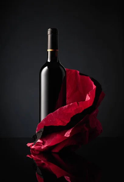 Bottle Red Wine Crumpled Paper Black Reflective Background — Stock Photo, Image