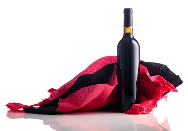 红葡萄酒瓶 红色和黑色折皱折纸 白色背景隔离 — 图库照片