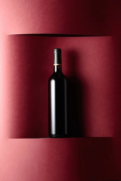 Botella Vino Tinto Sobre Fondo Tinto Copiar Espacio —  Fotos de Stock