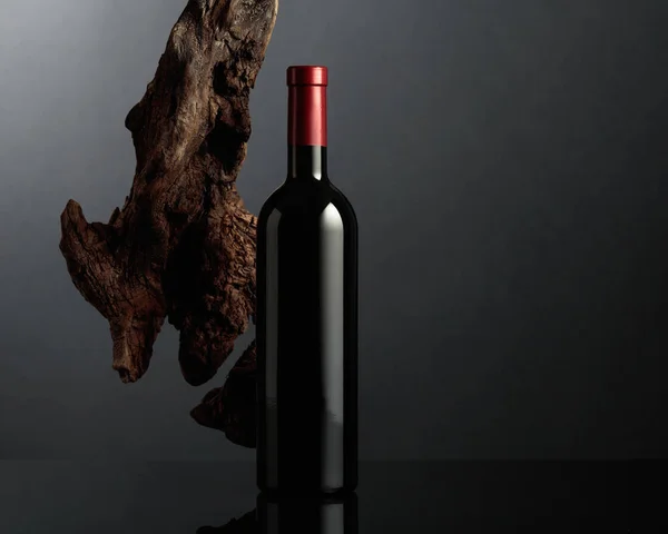 Botella Vino Tinto Sobre Fondo Negro Reflectante Fondo Viejo Enganche —  Fotos de Stock
