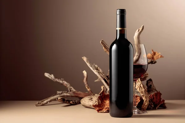 ボトルと赤ワインのグラス 古い木材の組成 製品のブランディング アイデンティティ 包装のためのベージュの背景の最小限の構成 コピースペース — ストック写真