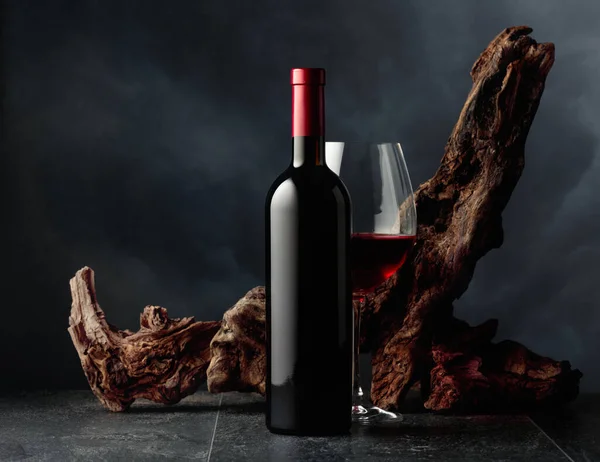 Flasche Und Glas Rotwein Auf Einem Tisch Aus Schwarzem Stein — Stockfoto