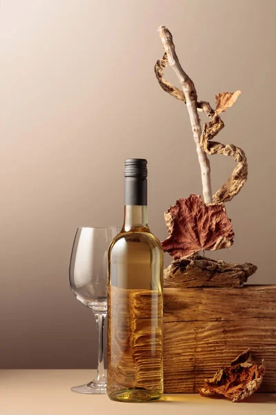 Bir Şişe Beyaz Şarap Eski Bir Ahşap Kompozisyonu Kuru Pürüzler — Stok fotoğraf