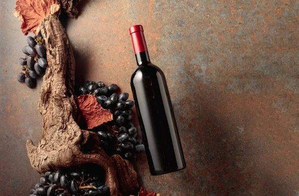 Bottle Red Wine Motion Rusty Background Old Snag Blue Grapes — Stock Photo, Image