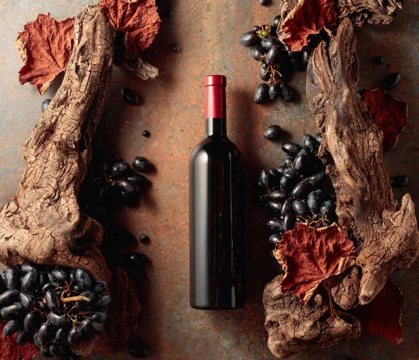 Bottle Red Wine Blue Grapes Rusty Background Old Snag Dried — Stock Photo, Image