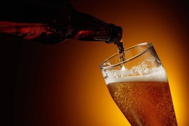 Şişeden bardağa bira dökmek. Boşluğu kopyala.