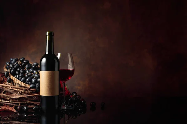 Glass Bottle Red Wine Blue Grapes Black Reflective Background Bottle — Stock Photo, Image