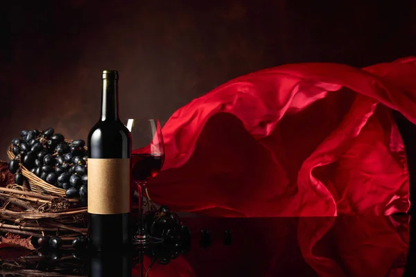 Glas Fles Rode Wijn Met Druiven Een Zwarte Reflecterende Achtergrond — Stockfoto