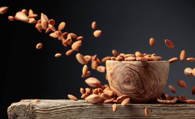 Badem ahşap bir kaseye dökülür. Kopyalama alanı ile ön görünüm.