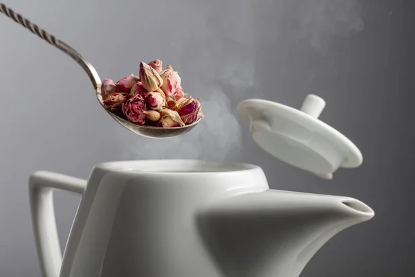 Сушеные Бутоны Роз Наливают Чайник Селективный Фокус — стоковое фото