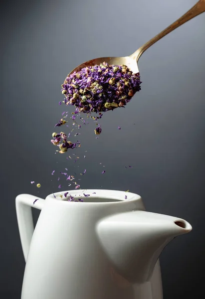 Белый Чайник Наливают Сушёные Цветочки — стоковое фото