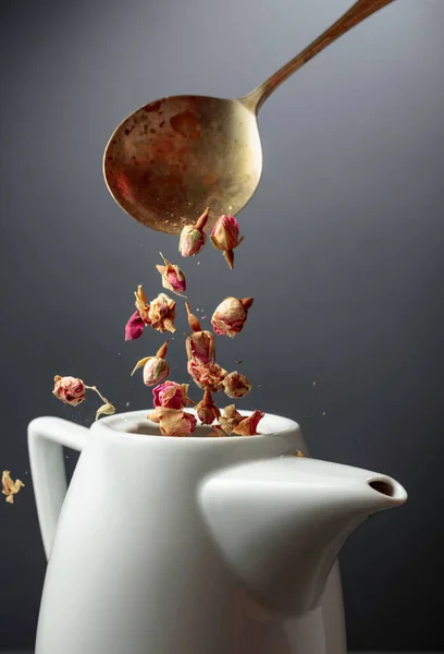 Сушеные Бутоны Роз Наливают Белый Чайник — стоковое фото