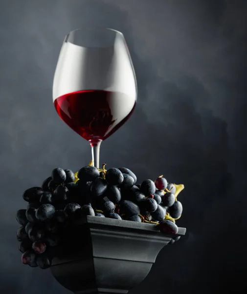 Blauwe Druif Een Glas Rode Wijn Een Achtergrond Van Bewolkte — Stockfoto