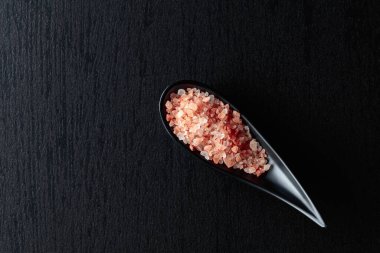 Siyah seramik masada pembe Himalaya tuzu. Üst Manzara. Boşluğu kopyala.