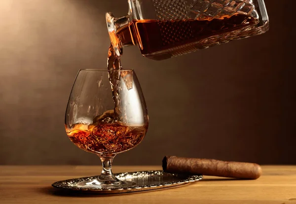 Brandy Wordt Van Een Karaf Een Snifterglas Gegoten Cognac Sigaar — Stockfoto