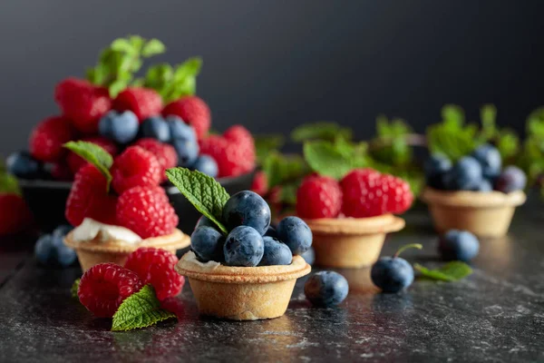 Small Tartlets Fresh Raspberries Blueberries Garnished Mint Black Background — Stock Photo, Image