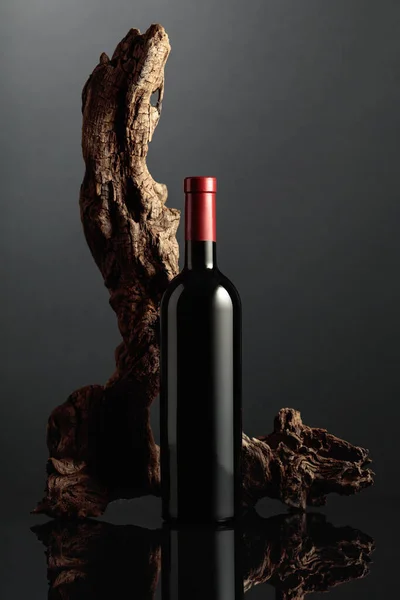 Fles Rode Wijn Een Zwarte Reflecterende Achtergrond Achtergrond Oude Verweerde — Stockfoto