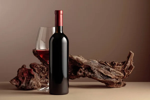 Flaska Och Glas Rött Vin Med Gammal Väderbiten Hake Beige — Stockfoto