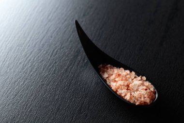 Siyah seramik masada pembe Himalaya tuzu. Boşluğu kopyala.