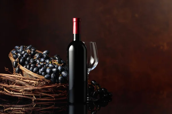 Copa Botella Vino Tinto Con Uvas Azules Sobre Fondo Negro —  Fotos de Stock