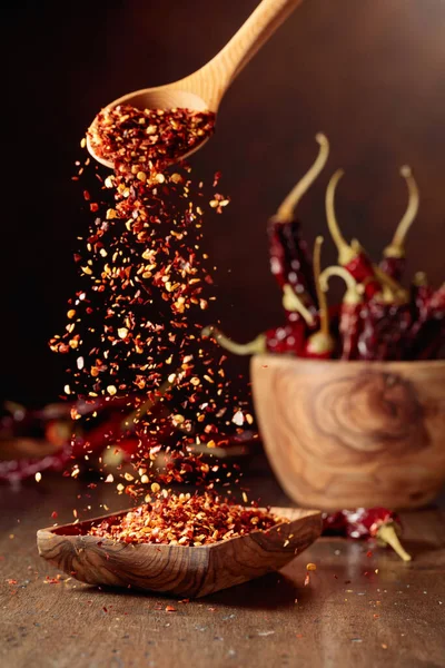 Chiliflocken Werden Eine Hölzerne Schüssel Gegossen Chiliflocken Und Getrocknete Chilischoten — Stockfoto