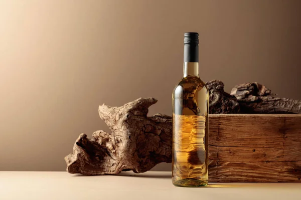 Fles Witte Wijn Met Een Oud Leeg Etiket Een Beige — Stockfoto
