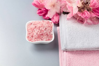 Pembe Himalaya tuzu, çiçeği ve havlusuyla spa kompozisyonu. Boşluğu kopyala.