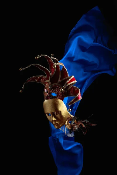 Máscaras Carnaval Antiguas Sobre Fondo Negro Con Aleteo Tela Azul — Foto de Stock