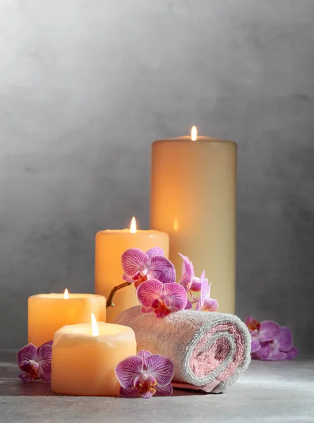 Ręczniki Kwiaty Orchidei Płonące Świece Koncepcja Spa Przestrzenią Kopiowania — Zdjęcie stockowe