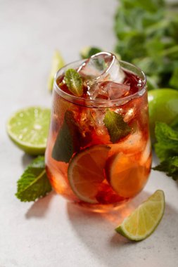 Küba kokteyli, rom, kola, nane ve limon. Soğuk serinletici içecek, sisli bardaktaki doğal buzla birlikte..