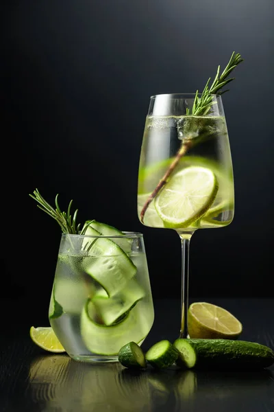 Gin Tonic Con Hielo Romero Lima Pepino Vasos Esmerilados Gafas — Foto de Stock