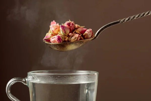 Сушеные Бутоны Роз Приготовления Травяного Чая Кружки Горячей Водой — стоковое фото