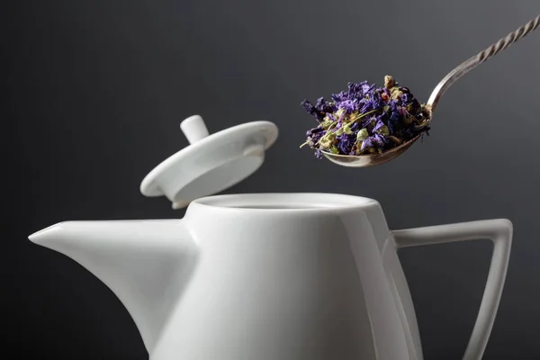 Чайник Наливают Сушёные Вишневые Цветы Селективный Фокус — стоковое фото