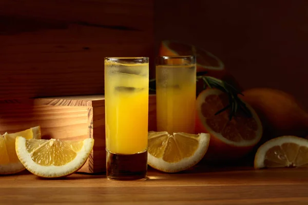 新鮮なレモンとローズマリーと冷たいレモンリキュールリムチェッロ — ストック写真