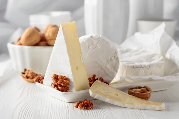卡门贝尔奶酪 核桃放在白色木制桌子上 — 图库照片