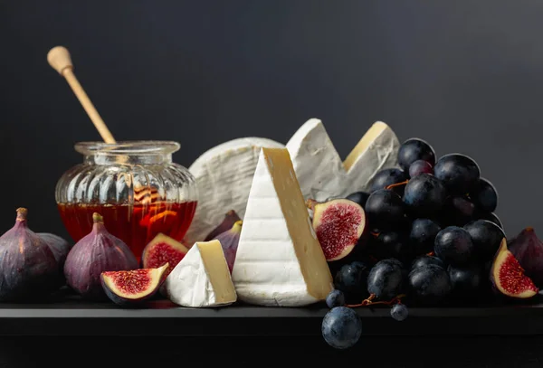 Ser Camembert Figami Winogronami Orzechami Włoskimi Miodem Ser Miękki Owocami — Zdjęcie stockowe
