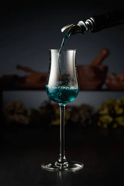 Gin Bleu Est Versé Une Bouteille Vintage Dans Verre Arrière — Photo