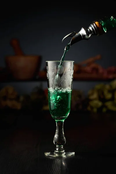 Grön Örtsprit Hälls Från Vintage Flaska Ett Glas Bakgrunden Torkade — Stockfoto