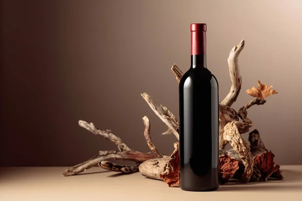 Botella Vino Tinto Con Una Composición Madera Vieja Composición Minimalista —  Fotos de Stock